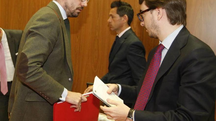 Gonzalo Samper, a la derecha, durante una junta de accionistas del Real Murcia.