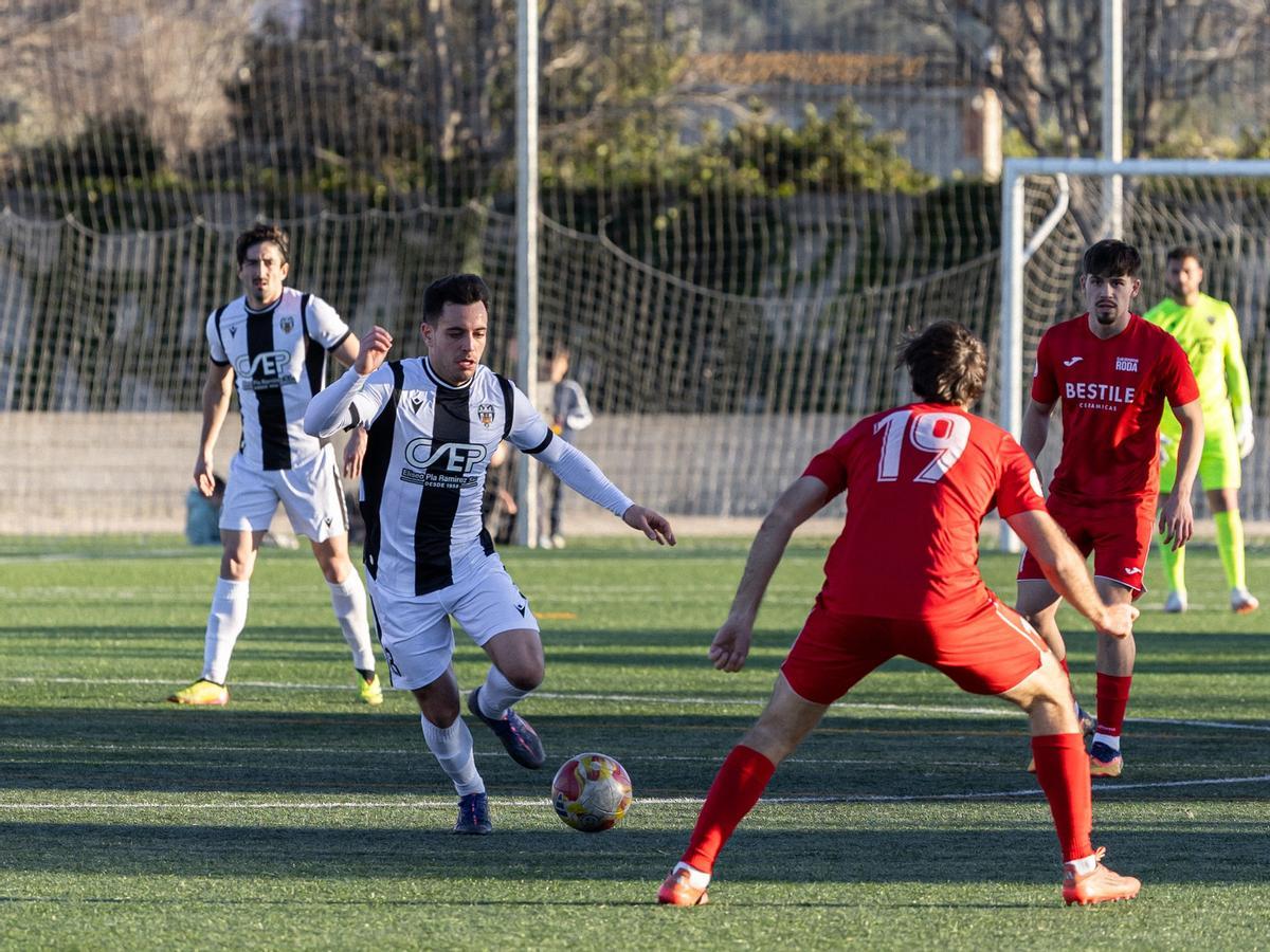 Prats conduce el balón ante un rival.
