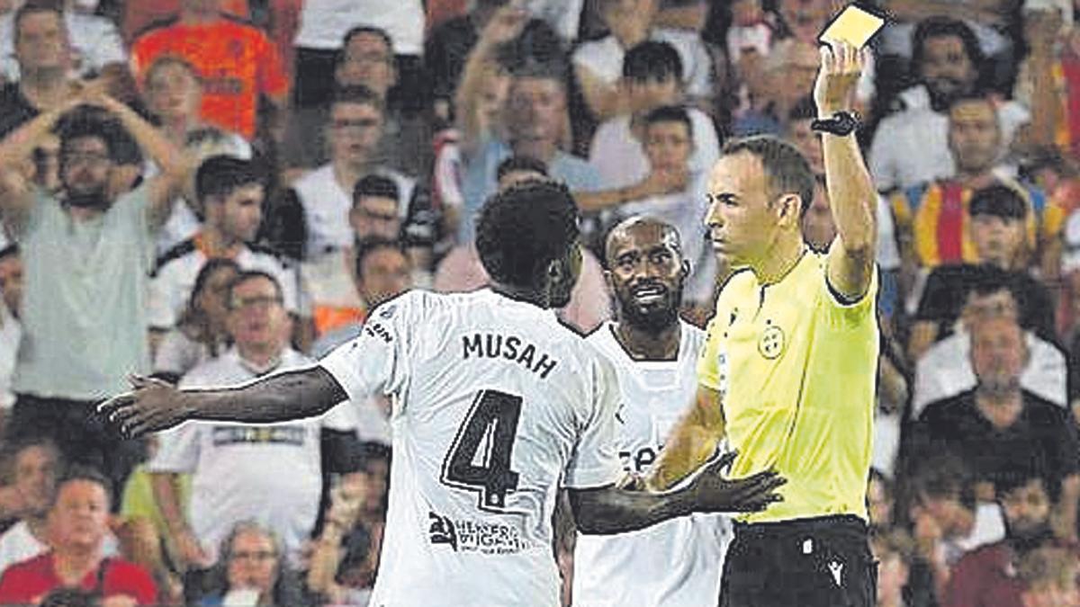 Yunus Musah, viendo una tarjeta amarilla en Mestalla