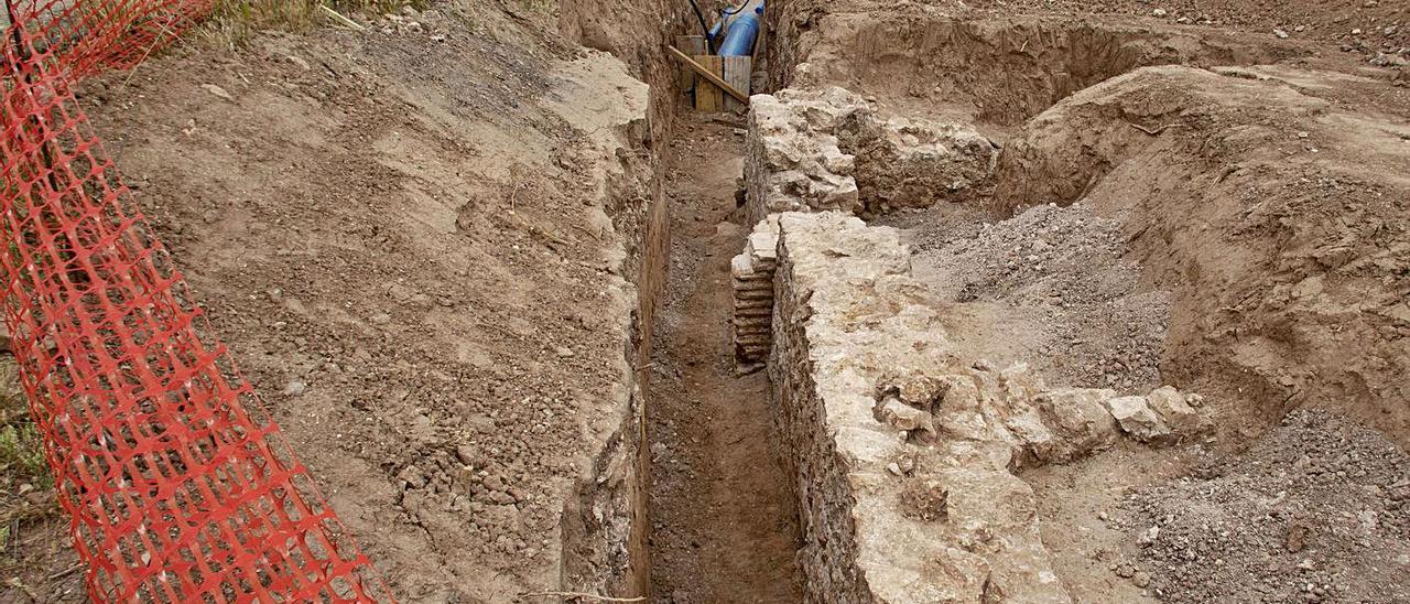 La base del acueducto en las inmediaciones de la Acequia Real del Júcar. | PERALES IBORRA