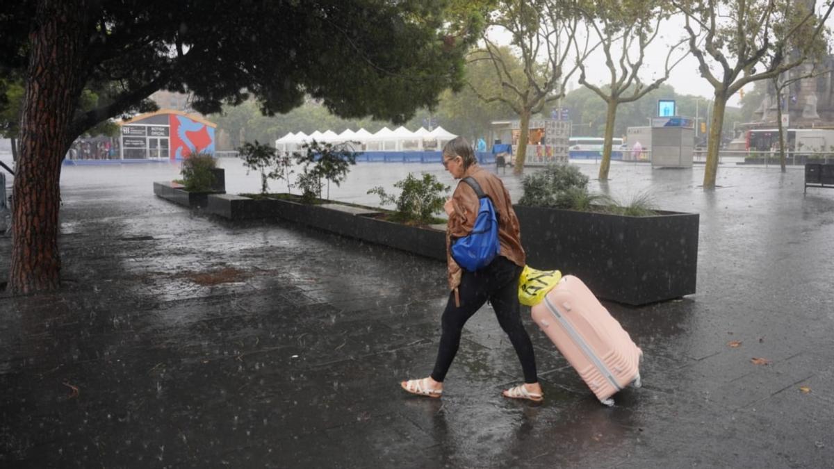 Matinal de lluvia en el paseo Colón de Barcelona