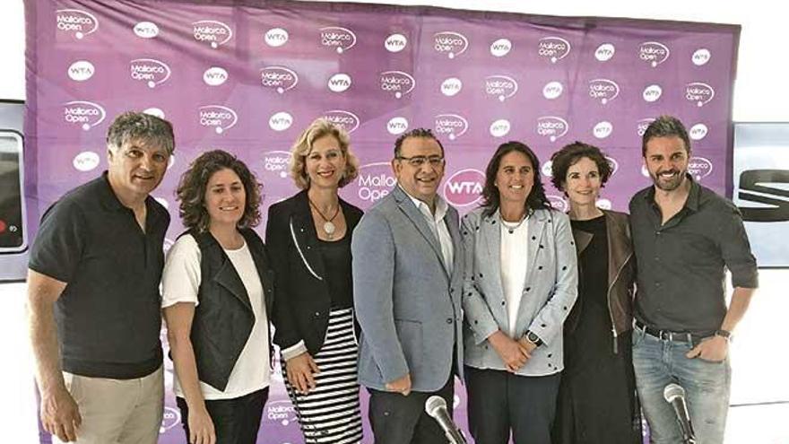 Foto de familia en la que aparecen Toni Nadal, Conchita Martínez, el alcalde de Calvià Alfonso Rodríguez, los chefs Macarena de Castro y Santi Taura, y patrocinadores.
