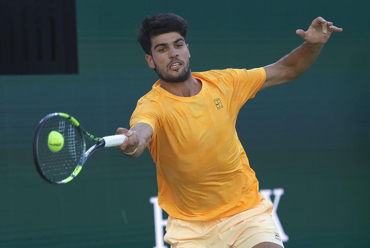 INDIAN WELLS (United States), 15/03/2026.- Carlos Alcaraz of Spain in action during the men's singles semifinal match against Danil Medvedev of Russia on day 11 of the BNP Paribas Open tennis tournament in Indian Wells, California, USA, 14 March 2026. (Tenis, Rusia, España) EFE/EPA/JOHN G. MABANGLO
