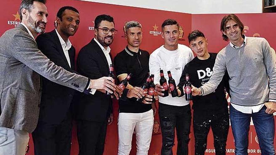 Estrella Damm: El club bermellón refuerza sus lazos de unión