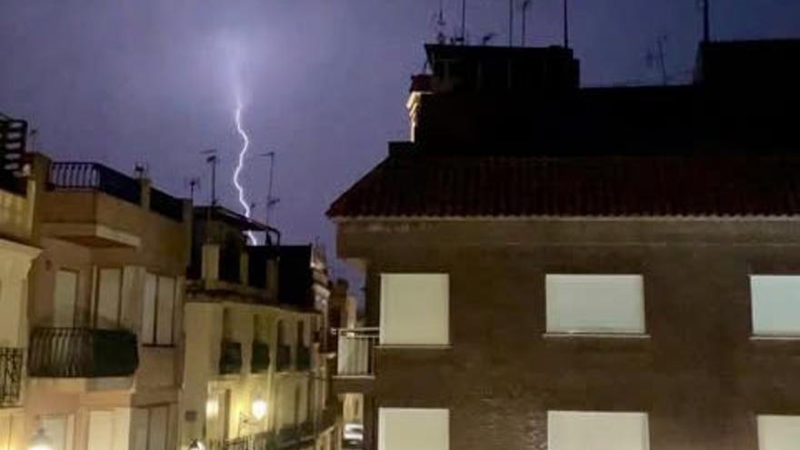 Tormenta en Artana: Un rayo ilumina la población
