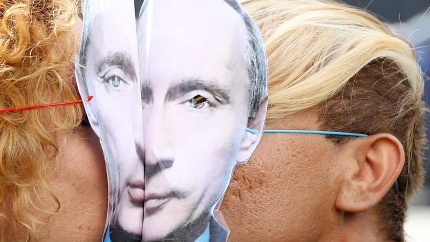 Putin firma la ley que endurece las restricciones a la “propaganda homosexual”