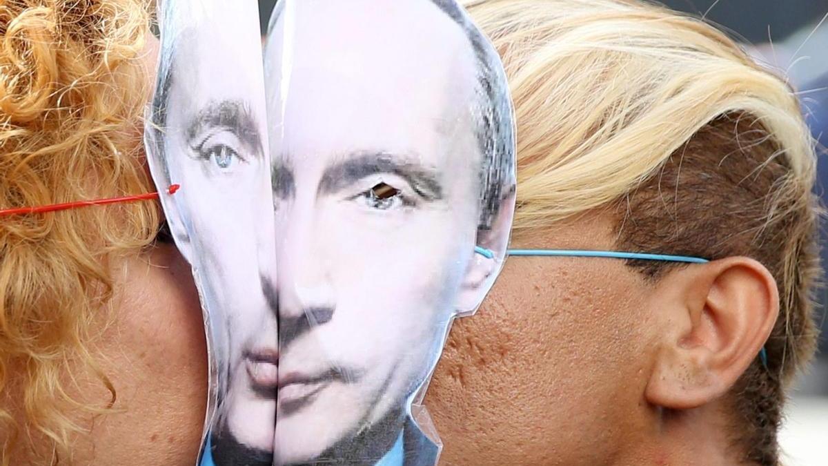 Protesta de dos activistas LGTBI contra las políticas de Putin contra la minoría homosexual.