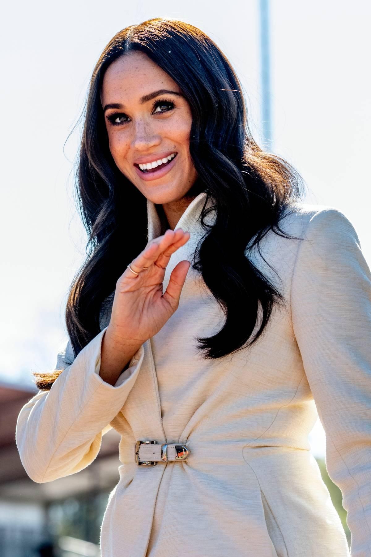 Meghan Markle con chaqueta blanca cruzada