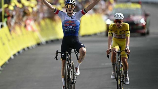 Remco Evenepoel celebra el seu triomf d’ahir contra Tadej Pogacar. | LOIC VENANCE / AFP