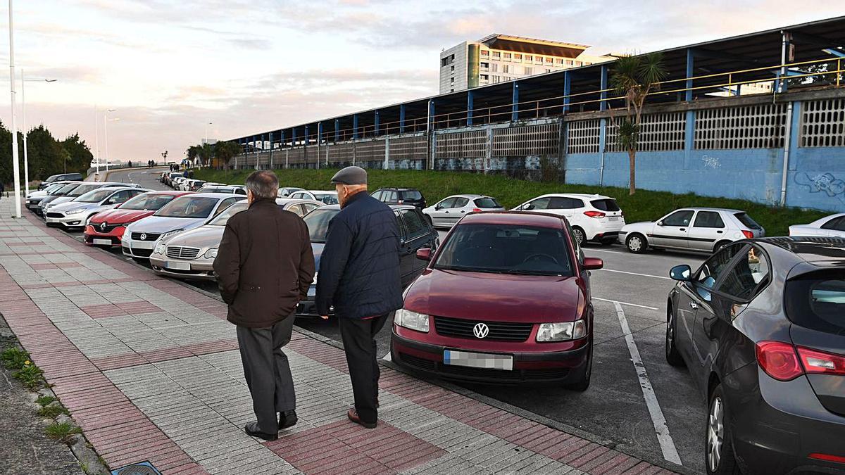 Plazas de aparcamiento junto al ‘parking’ del hospital, con el edificio principal al fondo. |   // VÍCTOR ECHAVE