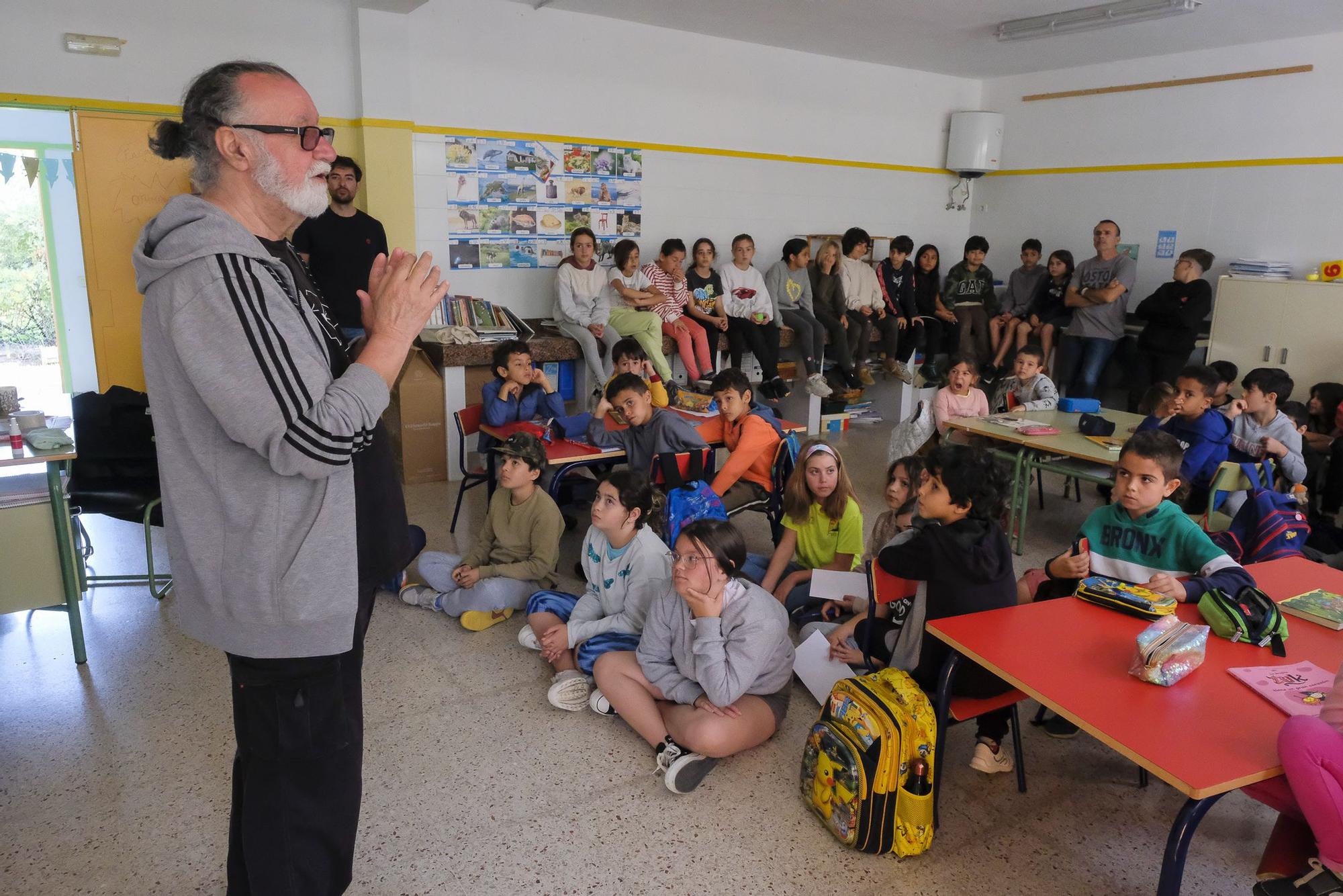 Dionisio Cañas en un momento de la explicación al alumnado