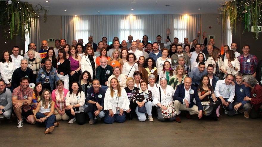 Foto de familia de la primera promoción de profesores de Educación Física en su reencuentro tres décadas después. | JER OSPINA