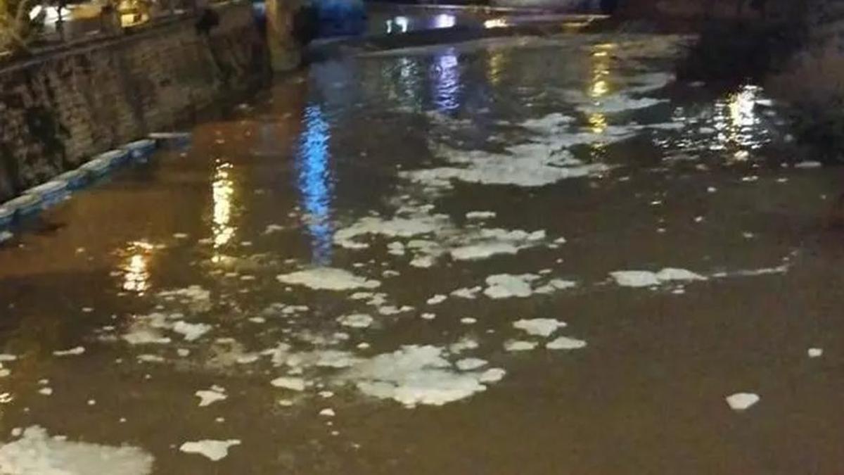 El Segura, cubierto de espuma blanca, el año pasado.
