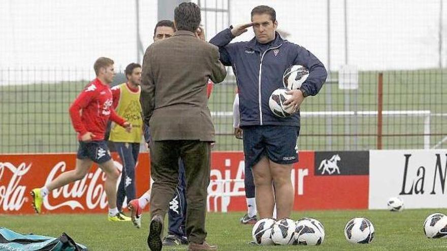 Sandoval recibe con el saludo militar al doctor Antonio Maestro, que le informa del estado de los lesionados.