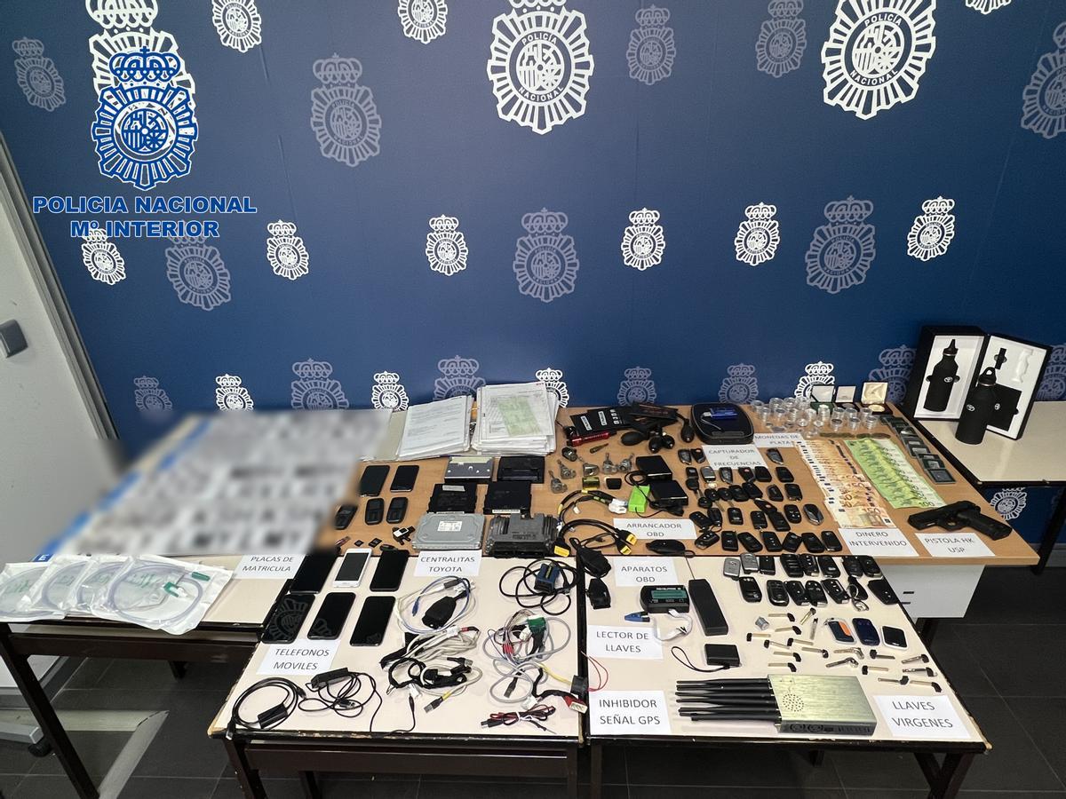 Herramientas, aparatos y otros efectos intervenidos por la Policía de Alicante a los ladrones de coches.