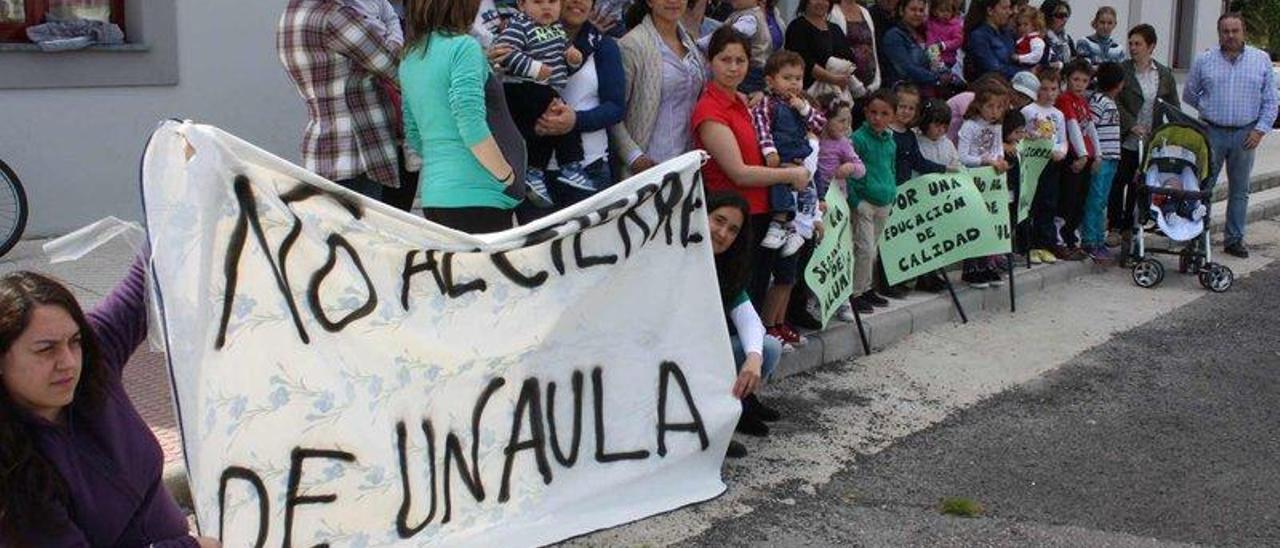 Las familias, los alumnos y los profesores del centro, ayer, en la primera concentración para exigir dos aulas.