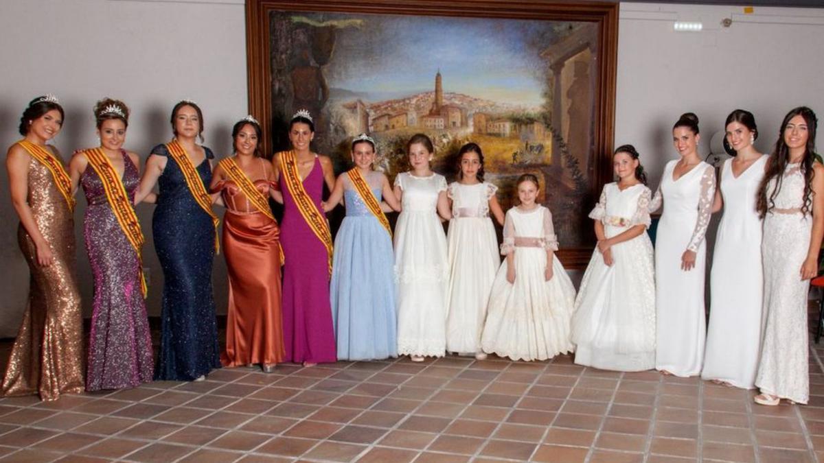 Las reinas de fiestas de 2022 tomaron el testigo. | SERVICIO ESPECIAL