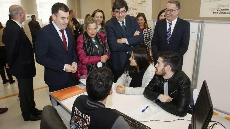 Rodríguez, Pedrosa y López-Chaves, con alumnos del Paz Andrade . // A. V.