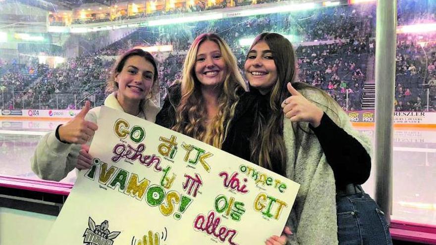 Naroa Ferrero (derecha), con unas amigas, durante un partido.