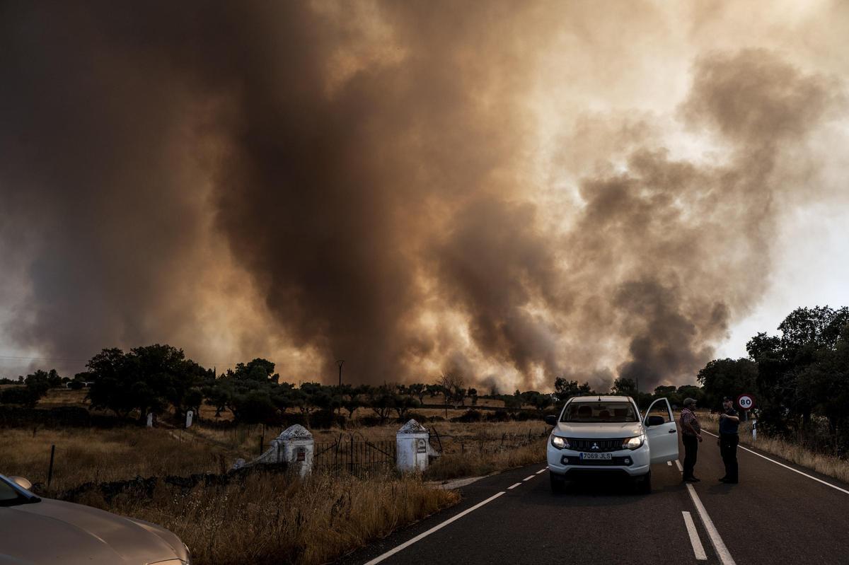FOTOGALERÍA | Las imágenes del incendio de Arroyo de la Luz