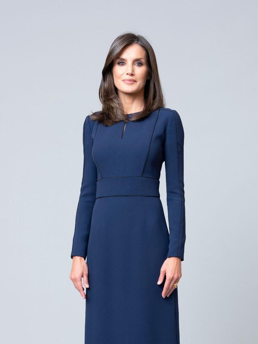 Doña Letizia con vestido azul en un retrato oficial