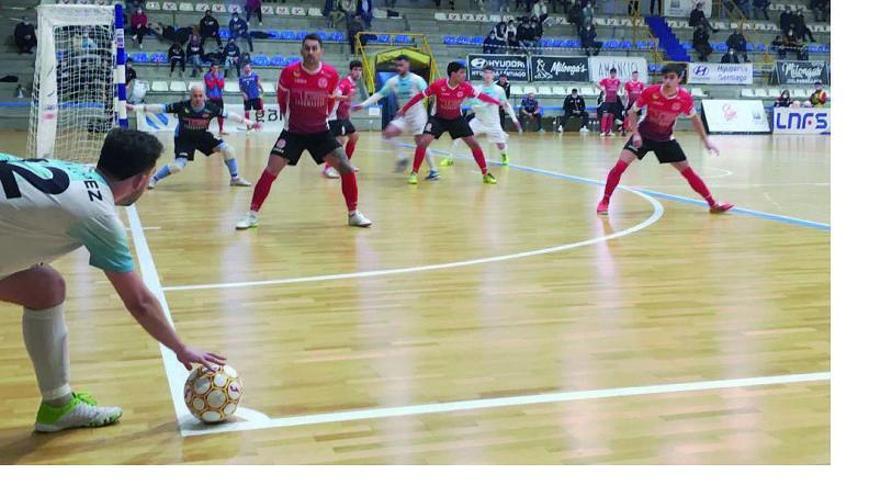 El Ganomagoga defiende un saque de esquina del Santiago Futsal.