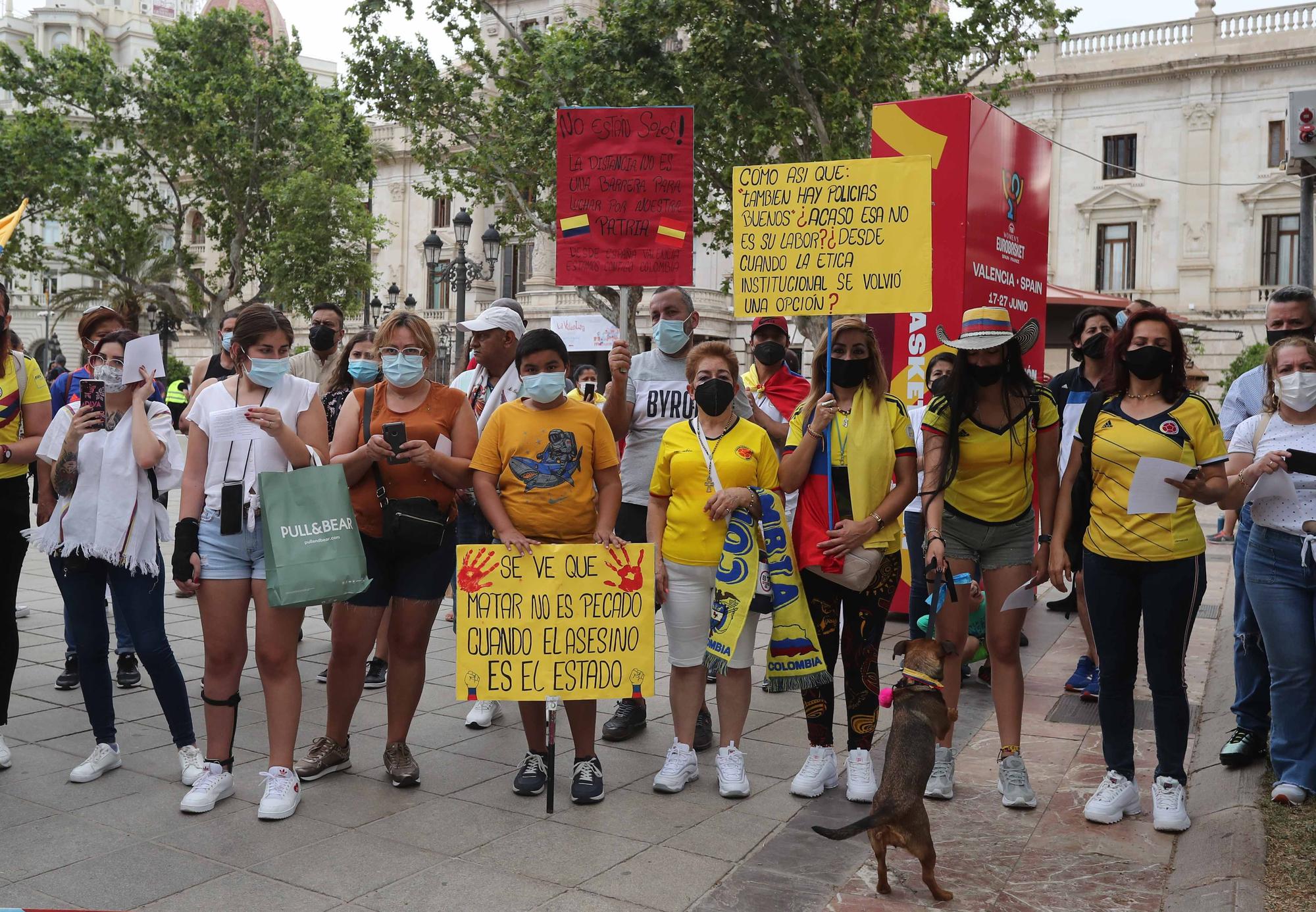 Diversos colectivos denuncian en València la "represión" de Colombia a las concentraciones por la paz