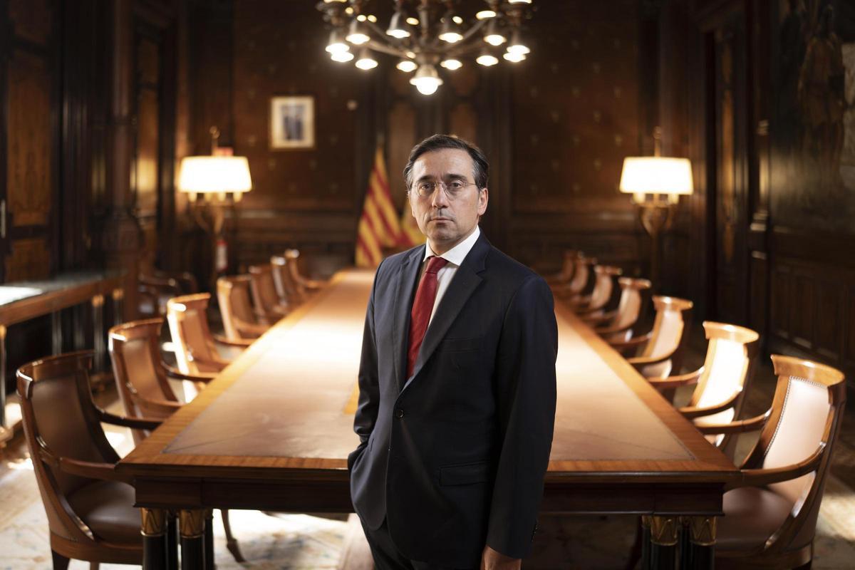El ministro de Exteriores José Manuel Albares durante la entrevista con EL PERIÓDICO