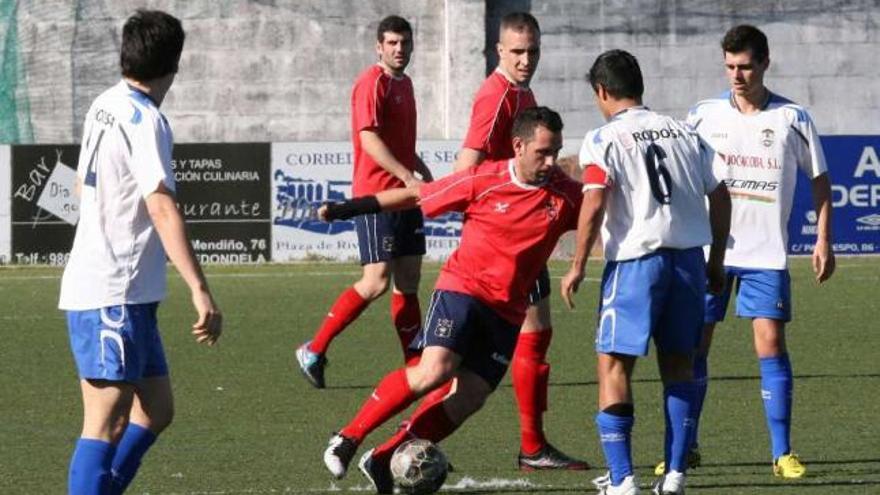 Un jugador del Choco conduce el balón ante la oposición de un futbolista del Gondomar. // Jesús de Arcos