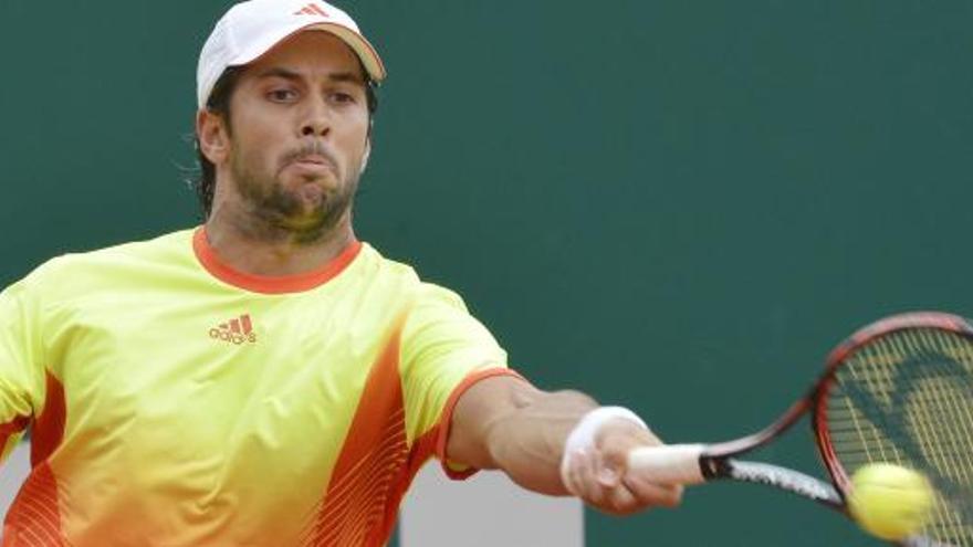 Fernando Verdasco golpea la pelota en el partido frente a Tsonga.