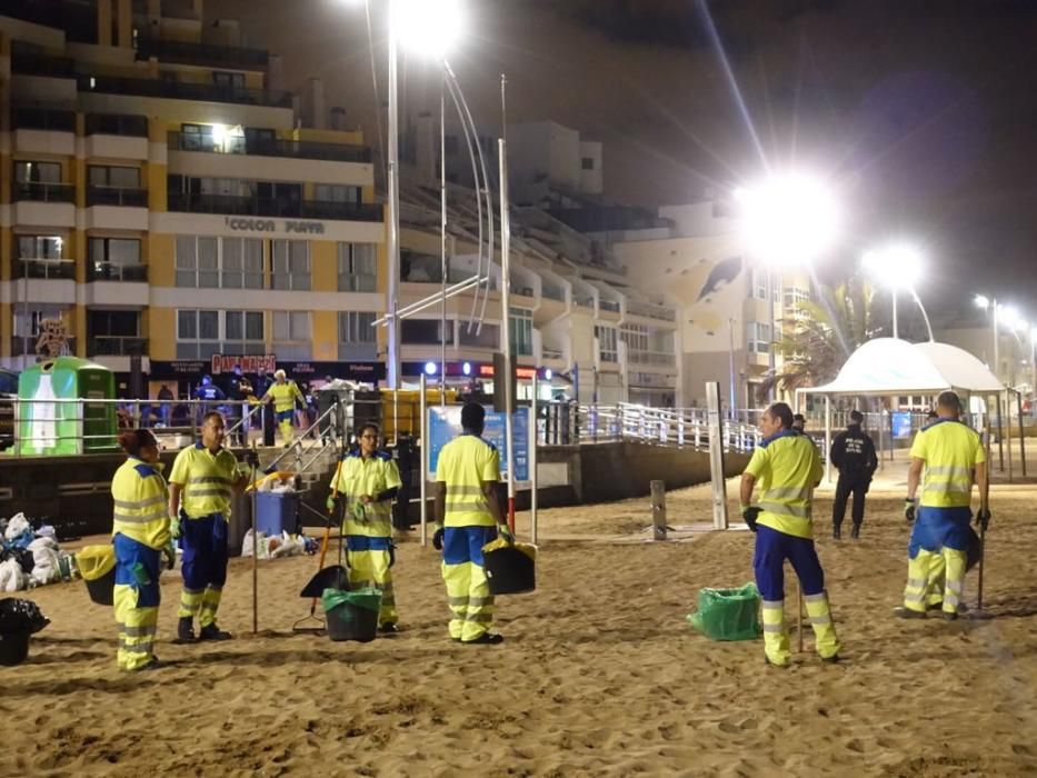 Recogida de basura en Las Canteras tras San Juan