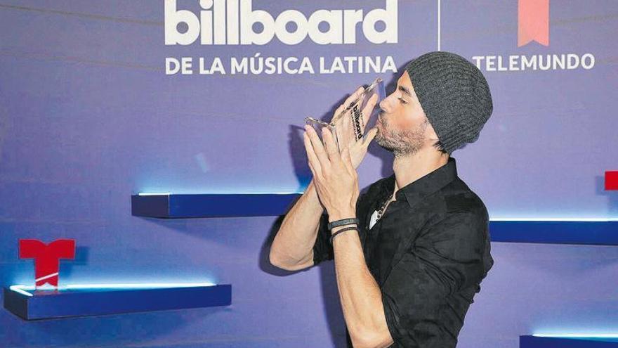 Enrique Iglesias besa el galardón.