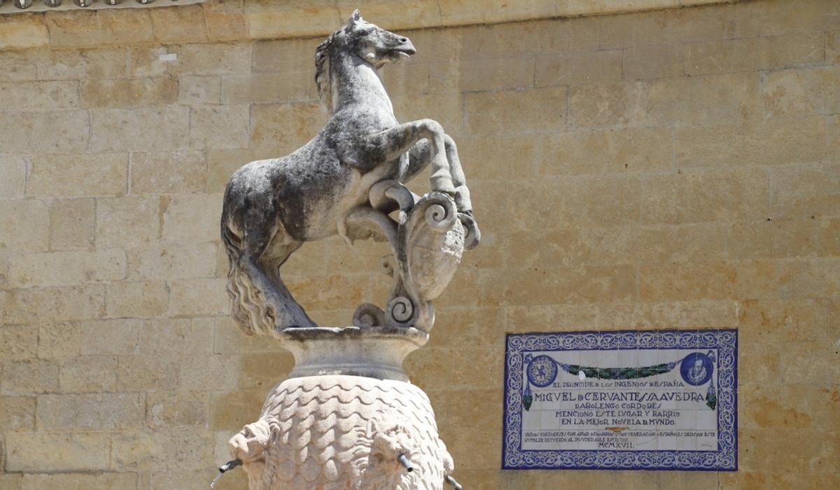Azulejo alusivo a la relación de Cervantes con la plaza del Potro de Córdoba.