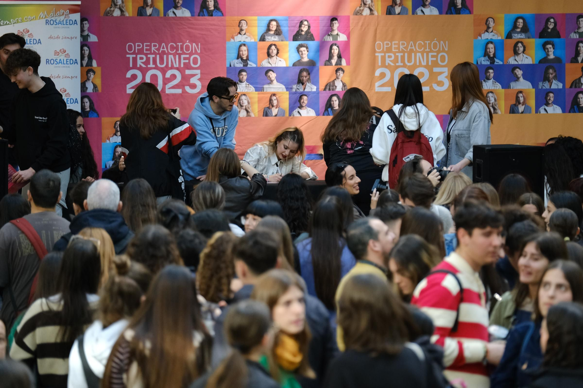 Firma de discos de Operación Triunfo 2023, en el centro comercial Rosaleda.