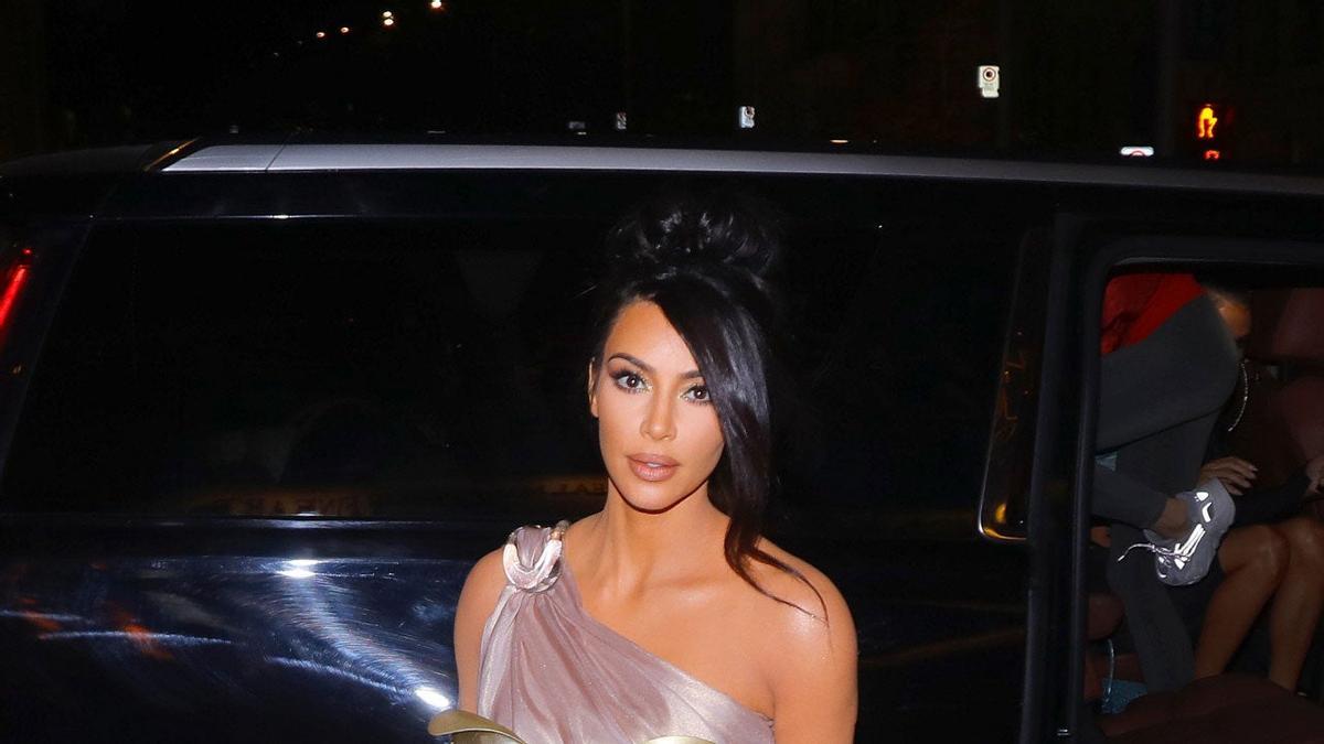 Kim Kardashian posa con un vestido vintage de Thierry Mugler