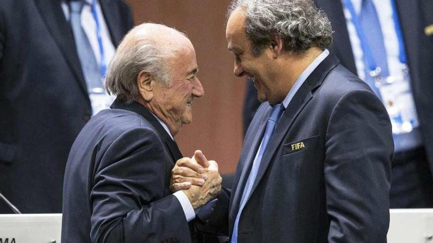 Blatter (izq.) y Platini se saludan en un congreso de la FIFA. // Efe