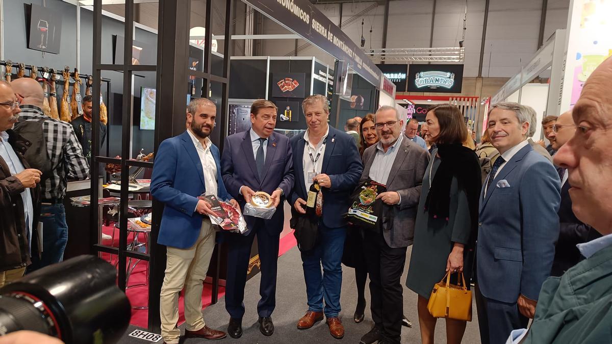 El ministro Luis Planas junto con el alcalde montanchego Joaquin Plana durante su visita el año pasado al stand del municipio en Gourmets.