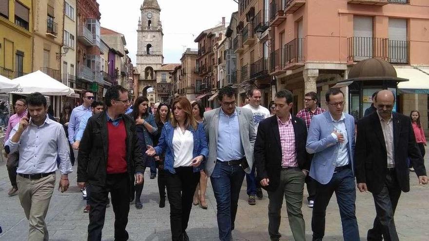 Díaz (sexta por la derecha) flanqueada por cargos socialistas posa junto a la Colegiata.