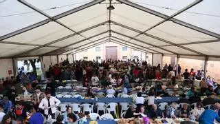 La lluvia no impide la multitudinaria comida en la calle de las fiestas del Oviedo Antiguo: "Nada nos va a estropear el plan"