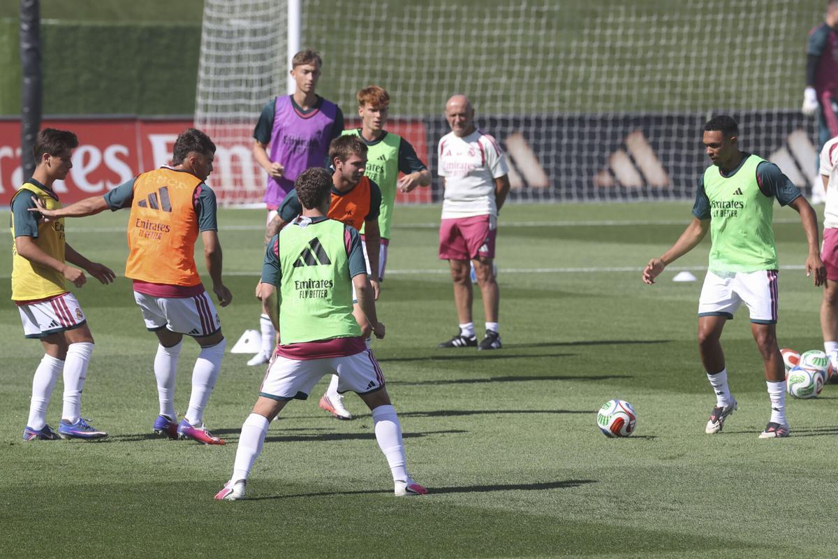 Los jugadores del Real Madrid durante el entrenamiento celebrado este viernes en el estadio Alfredo di Stefano, en Madrid.