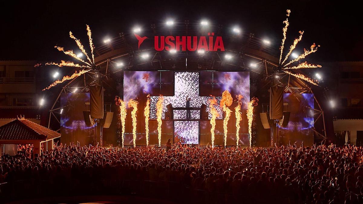 Vista panorámica del impresionante espectáculo del artista neerlandés Martin Garrix este verano en Ushuaïa Ibiza.