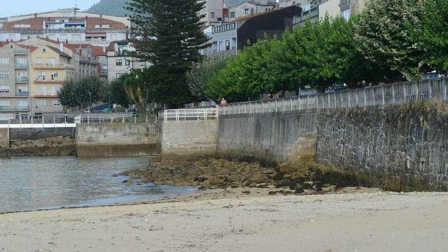 Vista de la playa urbana de Pescadoira, en Bueu. // Gonzalo Núñez