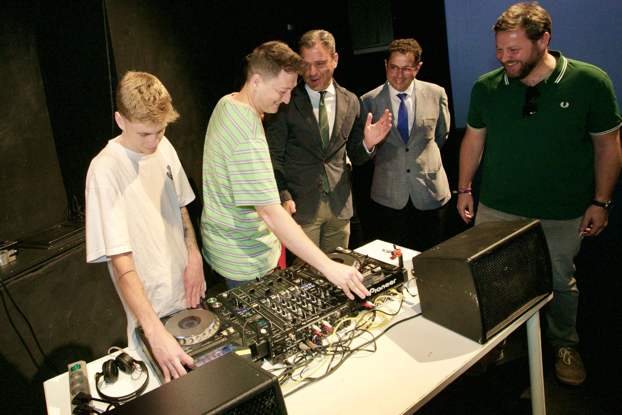 El consejero Ortuño se interesa por el trabajo de los DJ’s que amenizaron la presentación.
