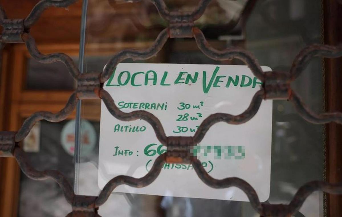 Das handgeschriebene Schild preist das Ladenlokal an