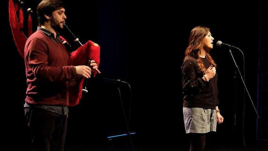 Cristina Sánchez interpreta un tema a la gaita de Pablo Carrera en Mieres.