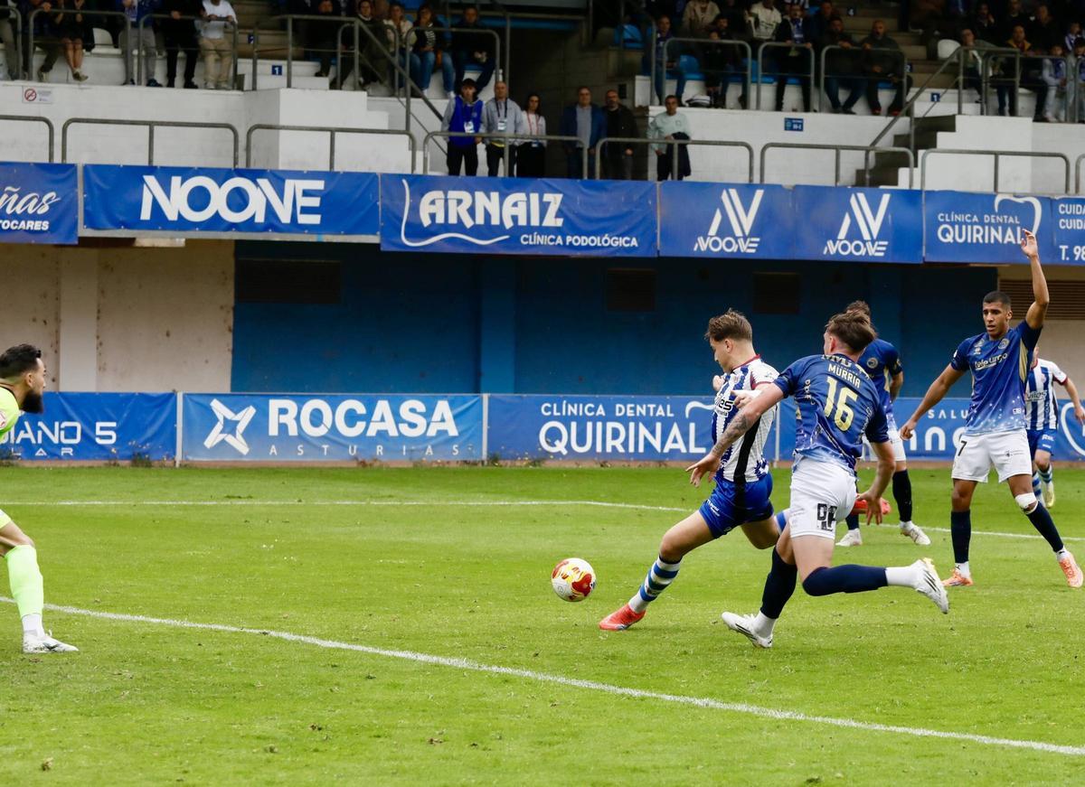 Uzkudun remata para anotar el gol del Avilés ante Unionistas