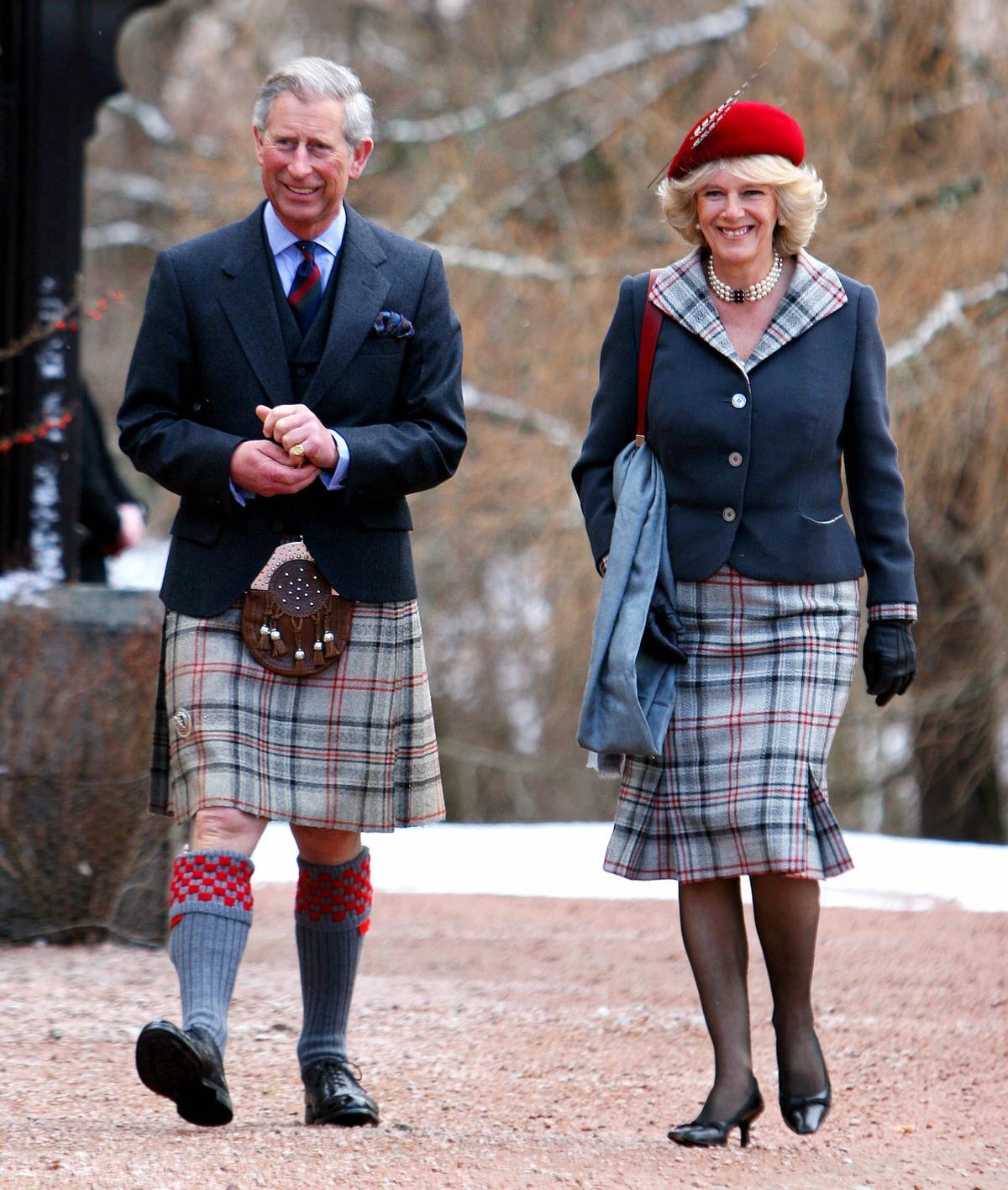 Príncipe Carlos de Inglaterra. El príncipe Carlos de Gran Bretaña y su esposa Camila sonríen al salir de la iglesia de Crathie en Balmoral, Escocia en 2006