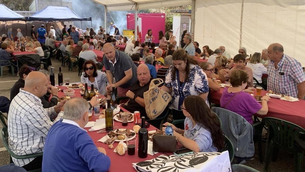 Chapela disfruta de una multitudinaria churrascada popular