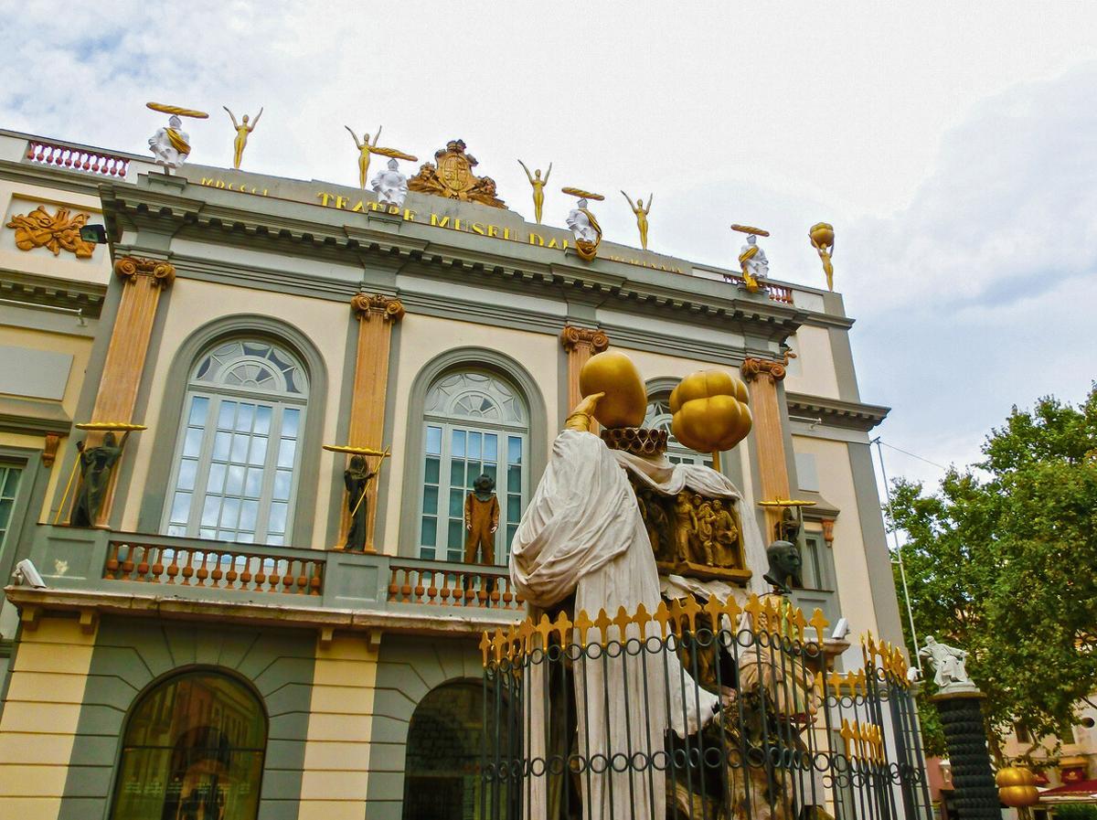 Entrada al museo por la plaza Gala y Salvador Dalí