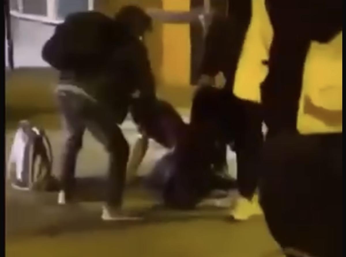 Un momento del episodio en el exterior de la estación de autobuses de madrugada.